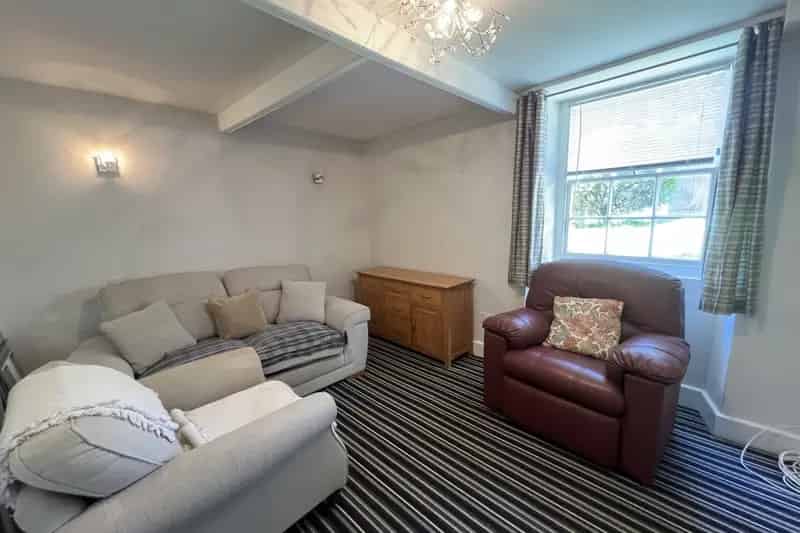 2-Bedroom Apartment in Grade II Listed House with En-suite Bathrooms and Parking