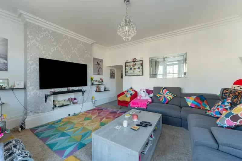 3 Bed Freehold Ground Floor Apartment with Garden and Parking