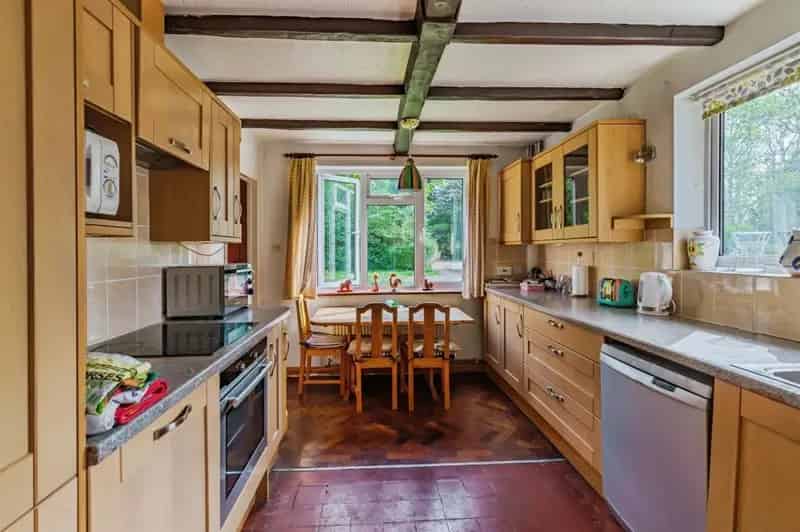 Spacious Five-Bedroom House with Garden and Log Cabin