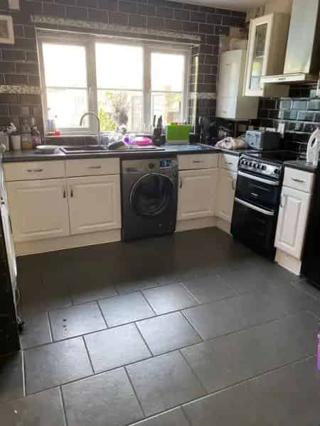 Spacious 3 Bed House with Garden and Downstairs Toilet