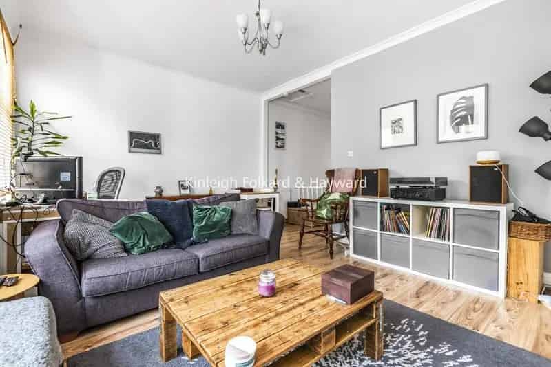 2 Bedroom Flat near Tooting Broadway Tube