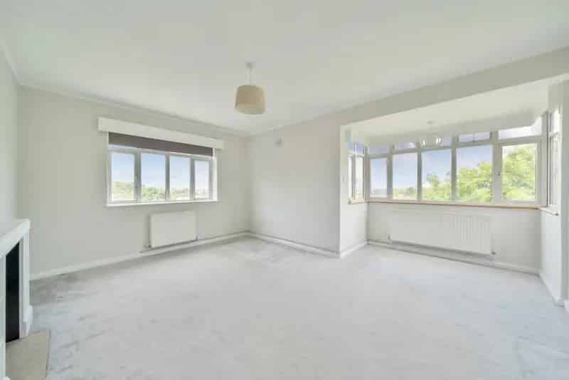 Bright Apartment near Richmond Park with Roof Terrace and Secure Parking