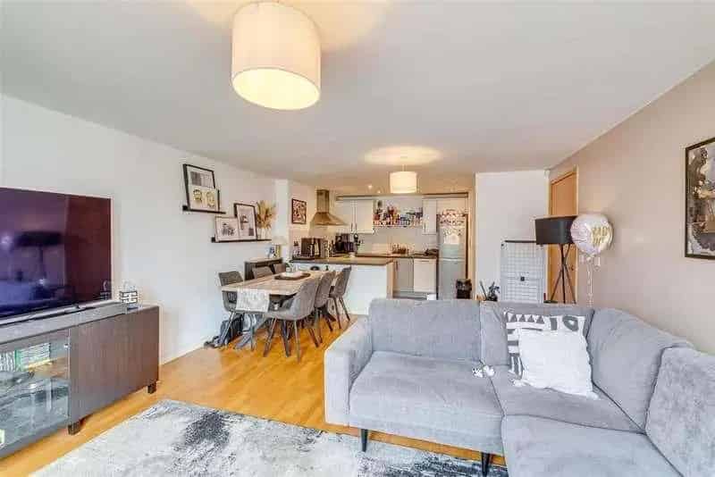 2 bed flat for sale