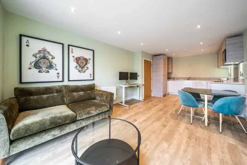 Spacious One Bedroom Apartment Near Station with EV Charging
