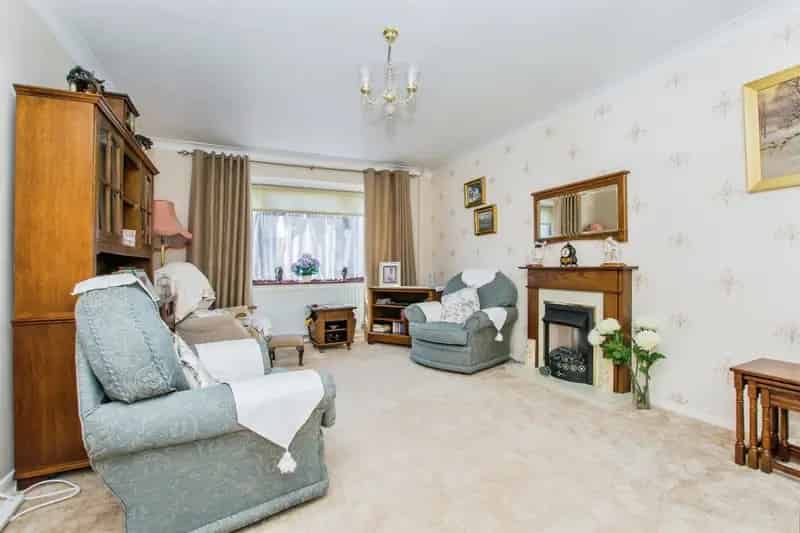 Yaxley Bungalow: Conservatory, Garden, Garage