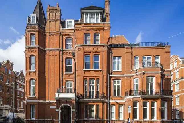 Mayfair 3-Bedroom Apartment with Balcony and Lift Access