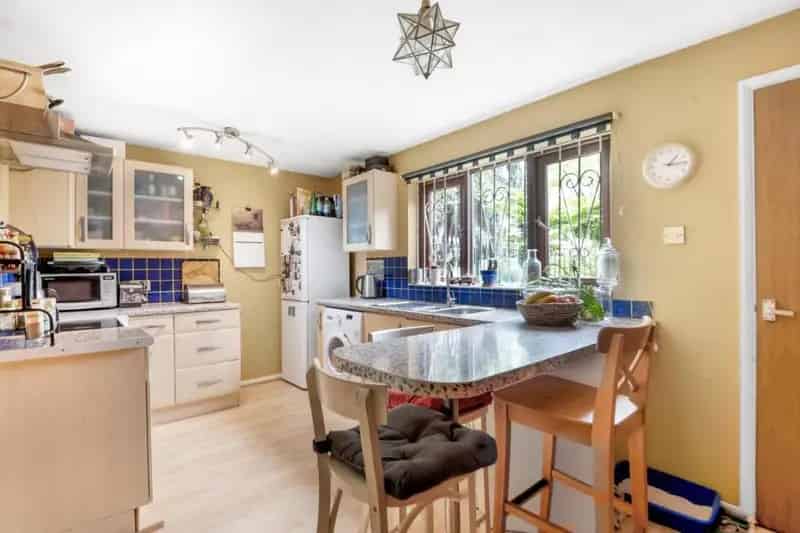 3 Bed House for Sale  River Lea Views  Chain Free