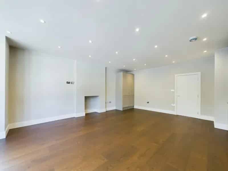 1 Bedroom Flat For Sale - 550 SQ FT Modern Conversion