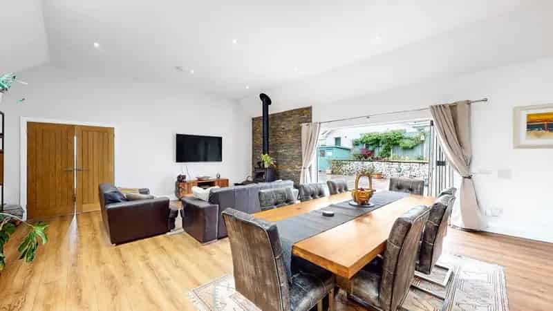 4 Bedroom Detached House for Sale in Bearsden Near Glasgow