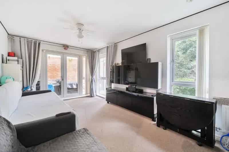 2 Bed Flat for Sale Near Town Centre