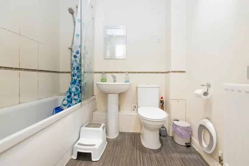 First Floor Apartment with Allocated Parking Near Watford Junction