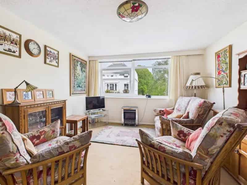 2 Bed Flat Plymouth Hoe Gated Parking Communal Gardens No Onward Chain