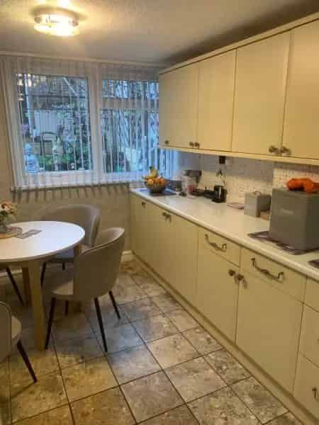 Large 3 Bed House with Wet Room and Private Gardens