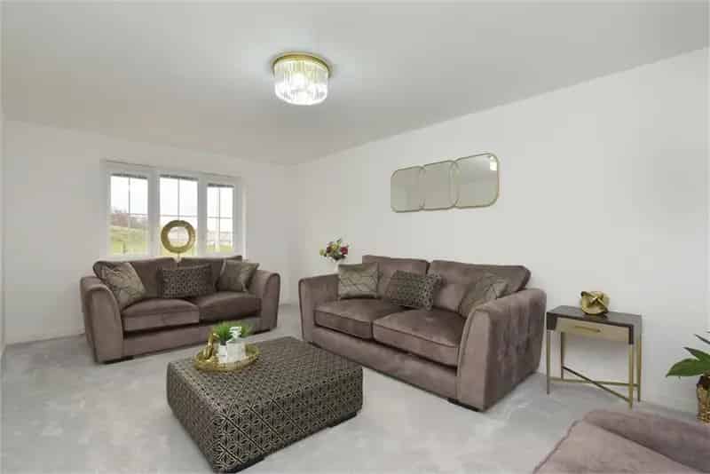 5 Bed Detached House with 2 Ensuite Shower Rooms and Garage