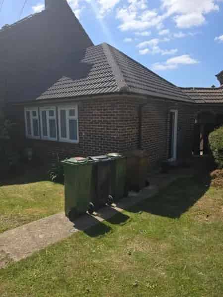 Bungalow near Shops and Train Station