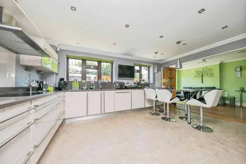 4 Bed Family Home with Modern Kitchen and Garden