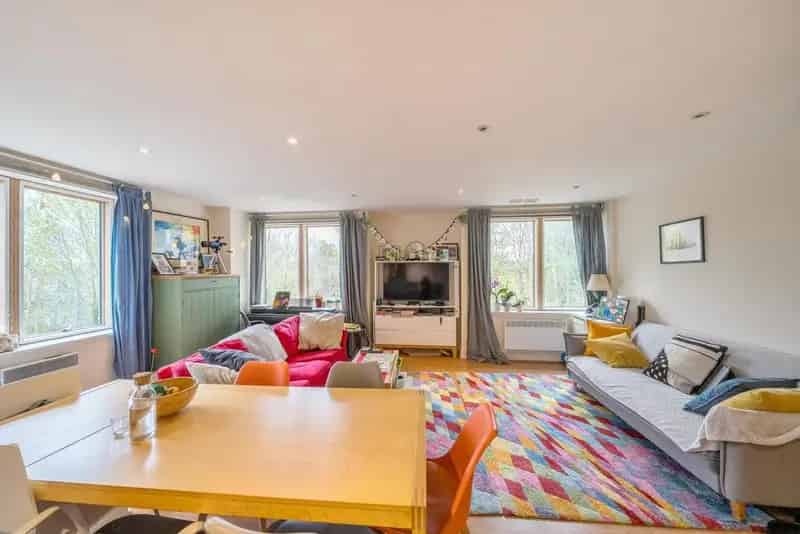 Large 2-Bedroom 2-Bathroom Apartment Beckenham High Street Station