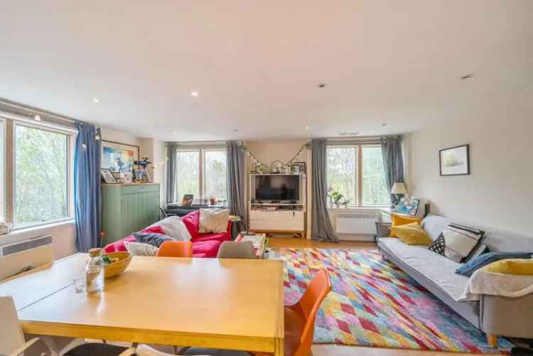 Large 2-Bedroom 2-Bathroom Apartment Beckenham High Street Station