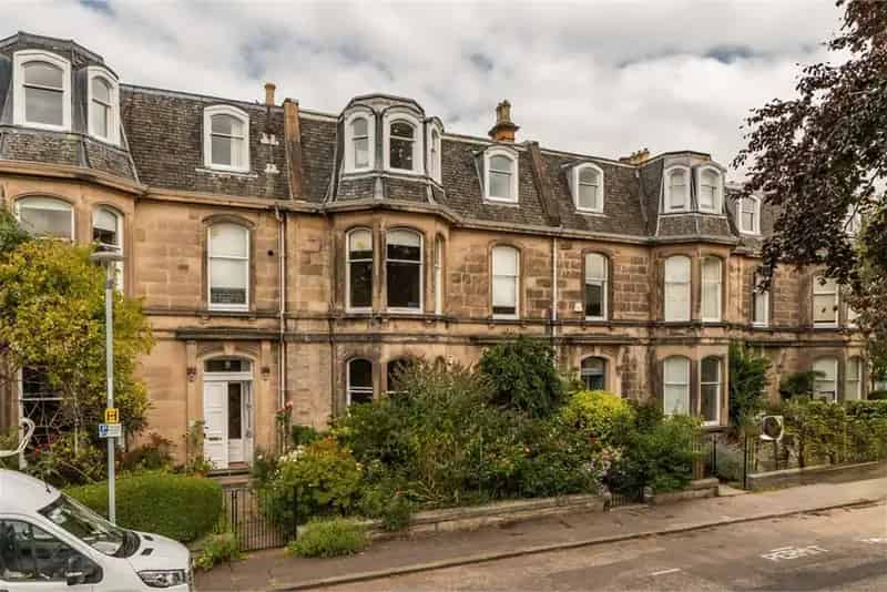 2 Bed Flat - Top Floor with 1 Reception Room
