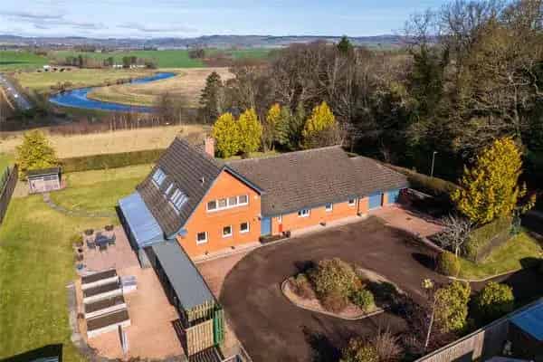7 Bedroom House with 0.6 Acre Garden and Double Garage