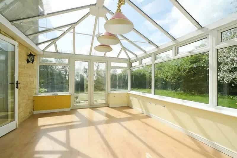 Five Bedroom Detached House with Pool and Garage
