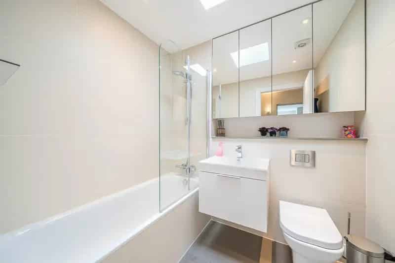 Top Floor Apartment Open Plan Kitchen Double Bedroom Modern Bathroom