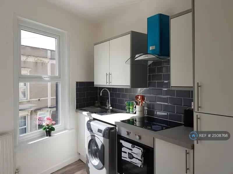 2 Bedroom Maisonette Easton