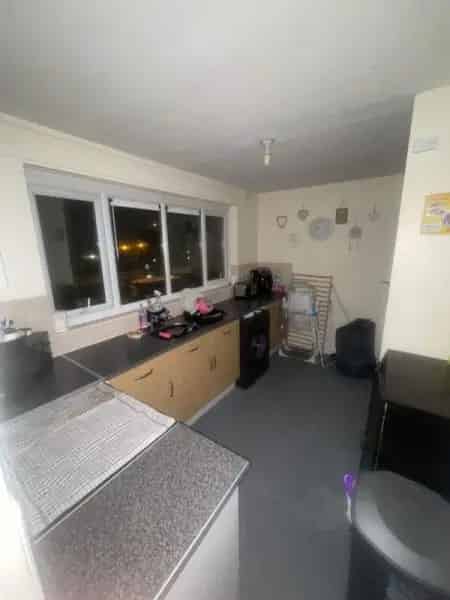 Large Flat near Schools and Shops
