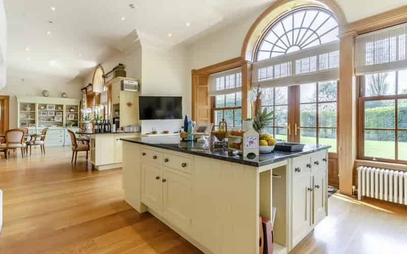 7 Bedroom Detached House for Sale