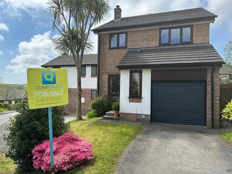 3 Bedroom Detached House for Sale Near Hospital and Schools
