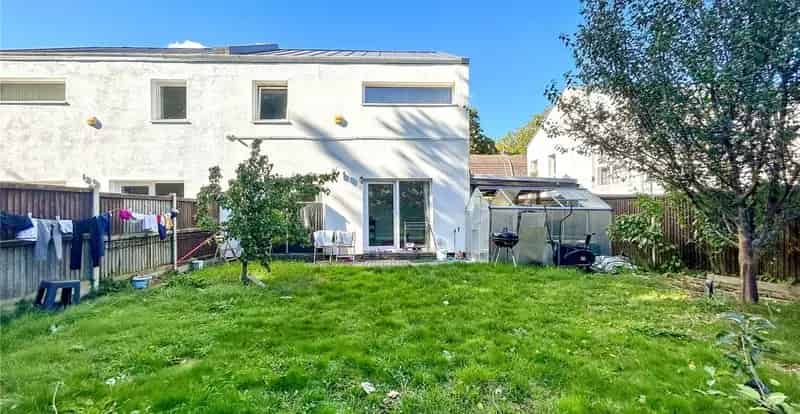 3 Bedroom Semi-Detached House Near Gillingham Station