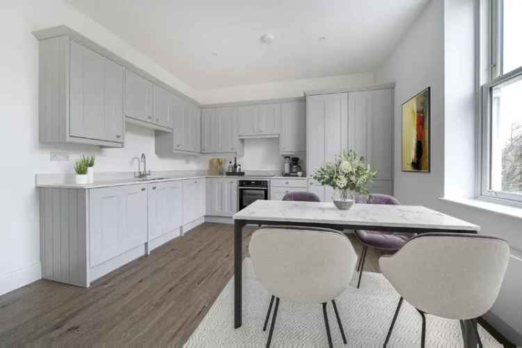 Flat For Sale in London, England