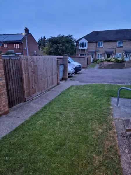 2 Bed Ground Floor Maisonette Near Shops and Schools