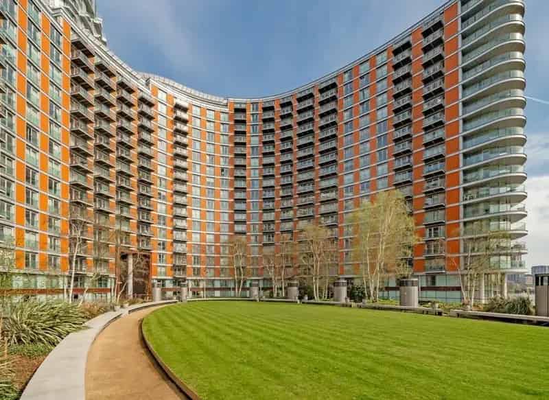 2 Bed 2 Bath Riverside Flat near Canary Wharf