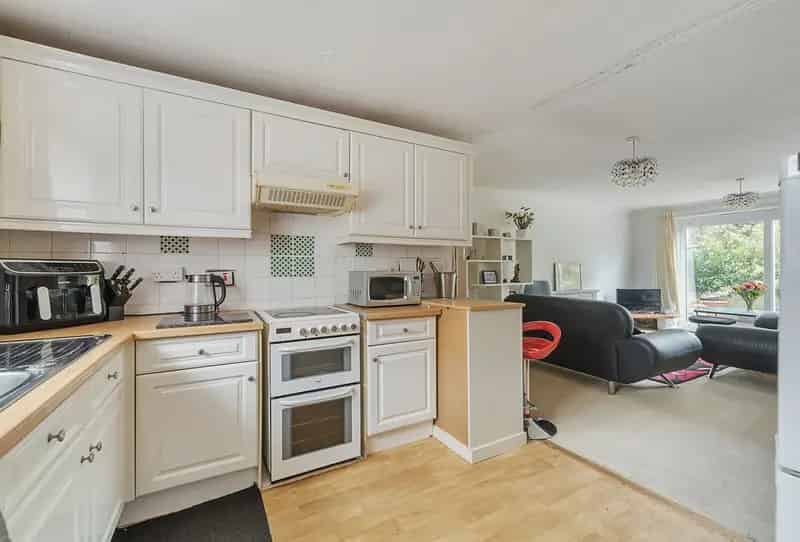 2 Bedroom Flat for Sale - Modern Open Plan Living Large Garden