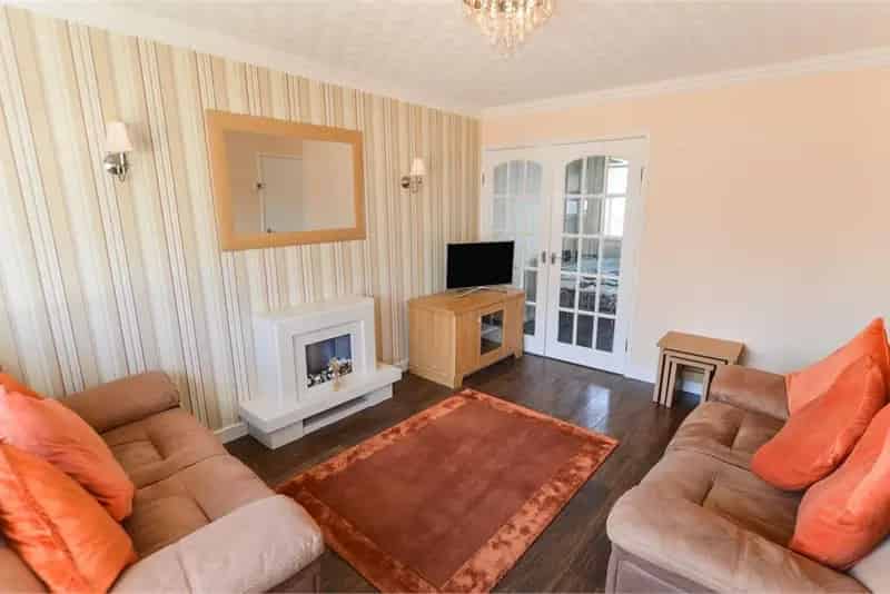 2 Bed Semi Detached House with Garage Kilwinning