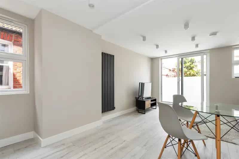2 Bedroom Flat To Rent Tooting New Flat Conversion