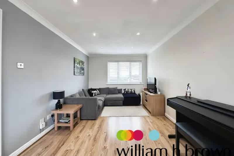 Two-Bedroom Flat Near Transport Links and Amenities