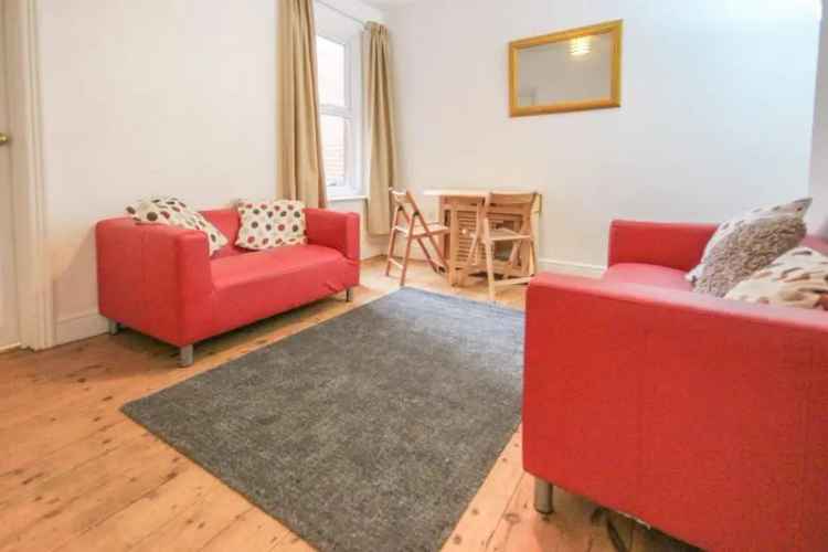4 Bedroom Student House Winton Off Road Parking