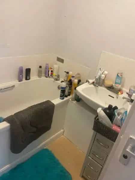 2 Bedroom Flat 2nd Floor with Parking and Lift Access