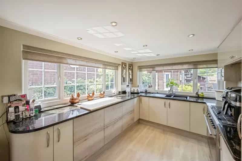 Spacious Family Home with Summer House and Garden