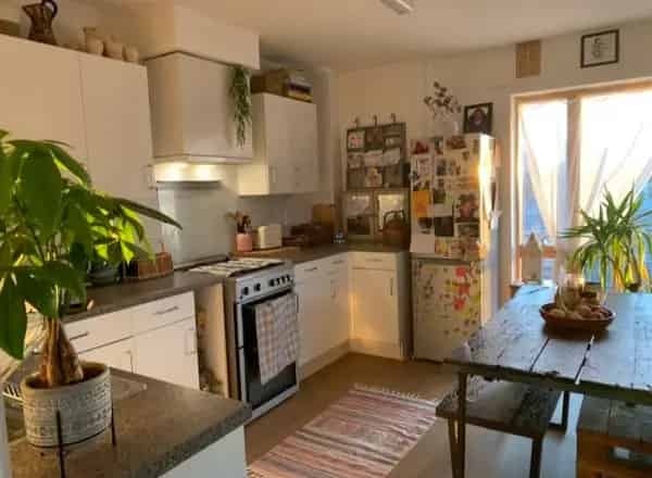 2 Double Bedroom Apartment Near Shops and Transport