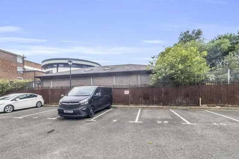 1 Bed Flat for Sale in North Finchley - Secure Gated Development
