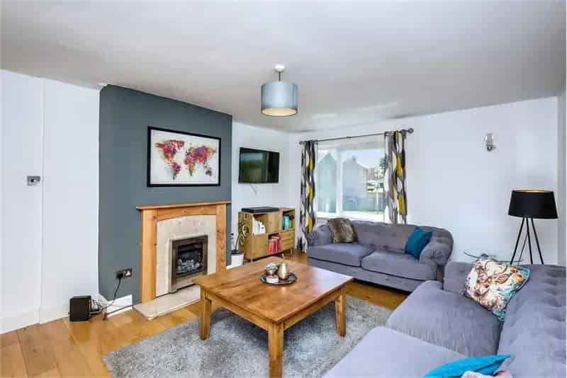 2 Bed Flat - Second Floor with 1 Reception Room