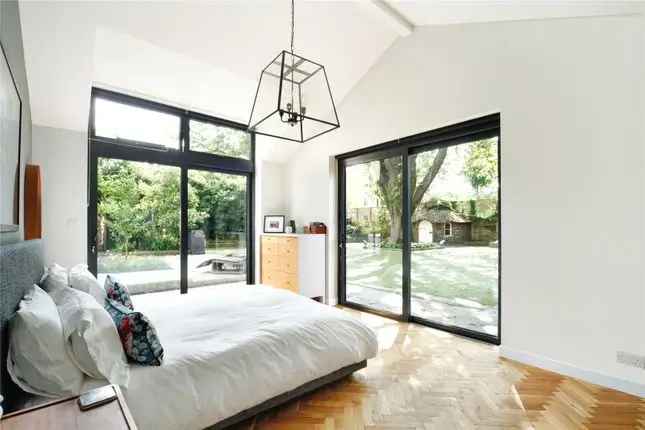 Detached house to rent in Kings Avenue, London SW4