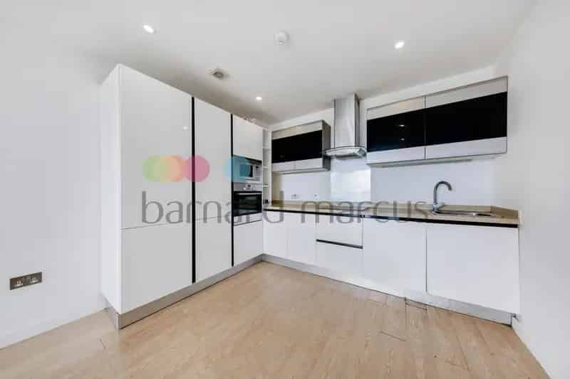 Spacious 2-Bed Apartment in Croydon City Centre with Private Deck