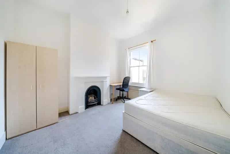Three Bedroom Split Level Flat Chain Free