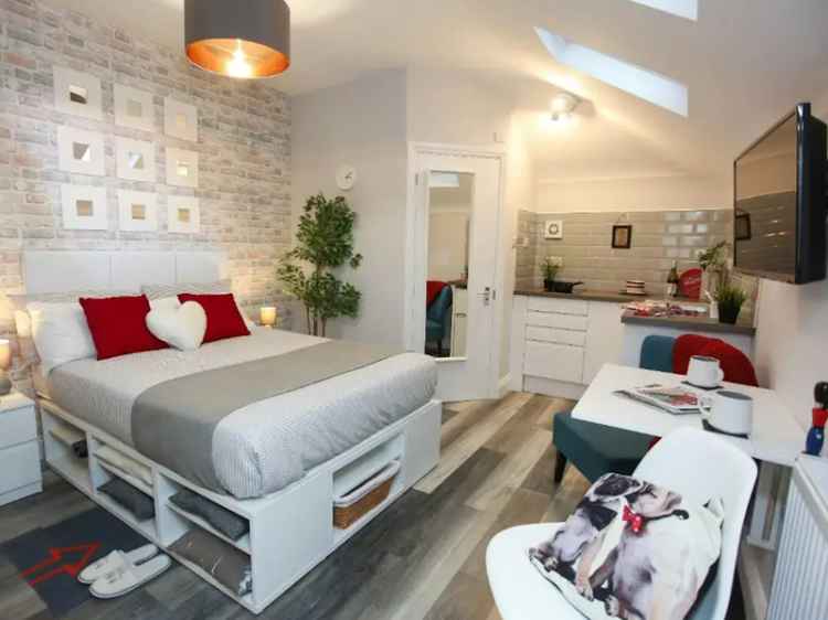 Modern Studio Dunstable Town Centre Ensuite Furnished Part Bills Included