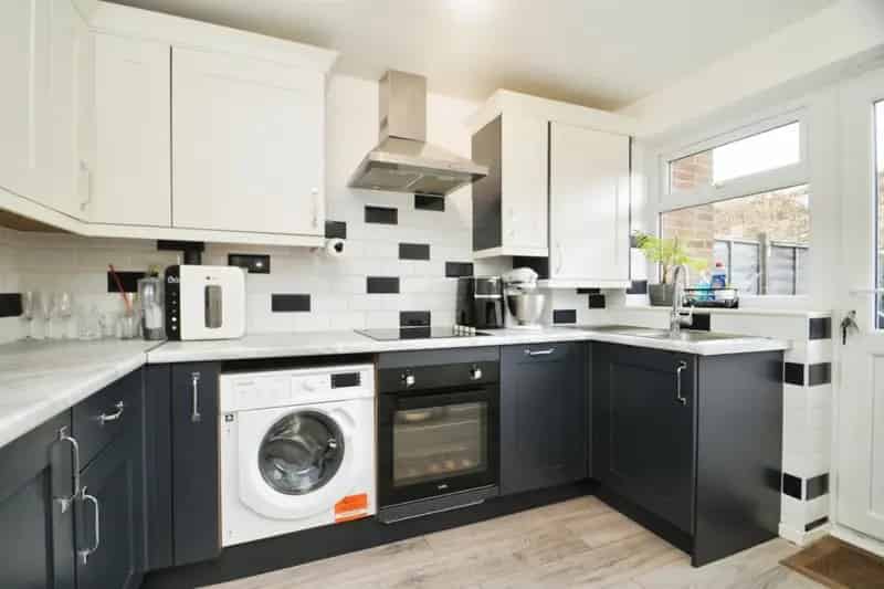 3 Bedroom Mid-Terraced House Near New Park Primary School