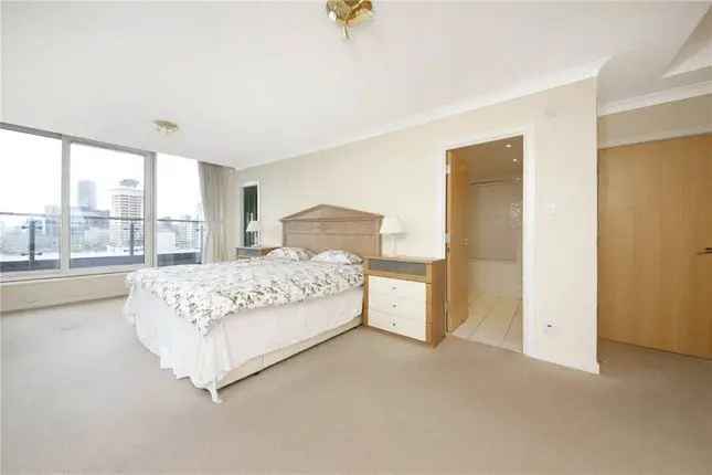 Flat for sale in Boardwalk Place, Canary Wharf, London E14